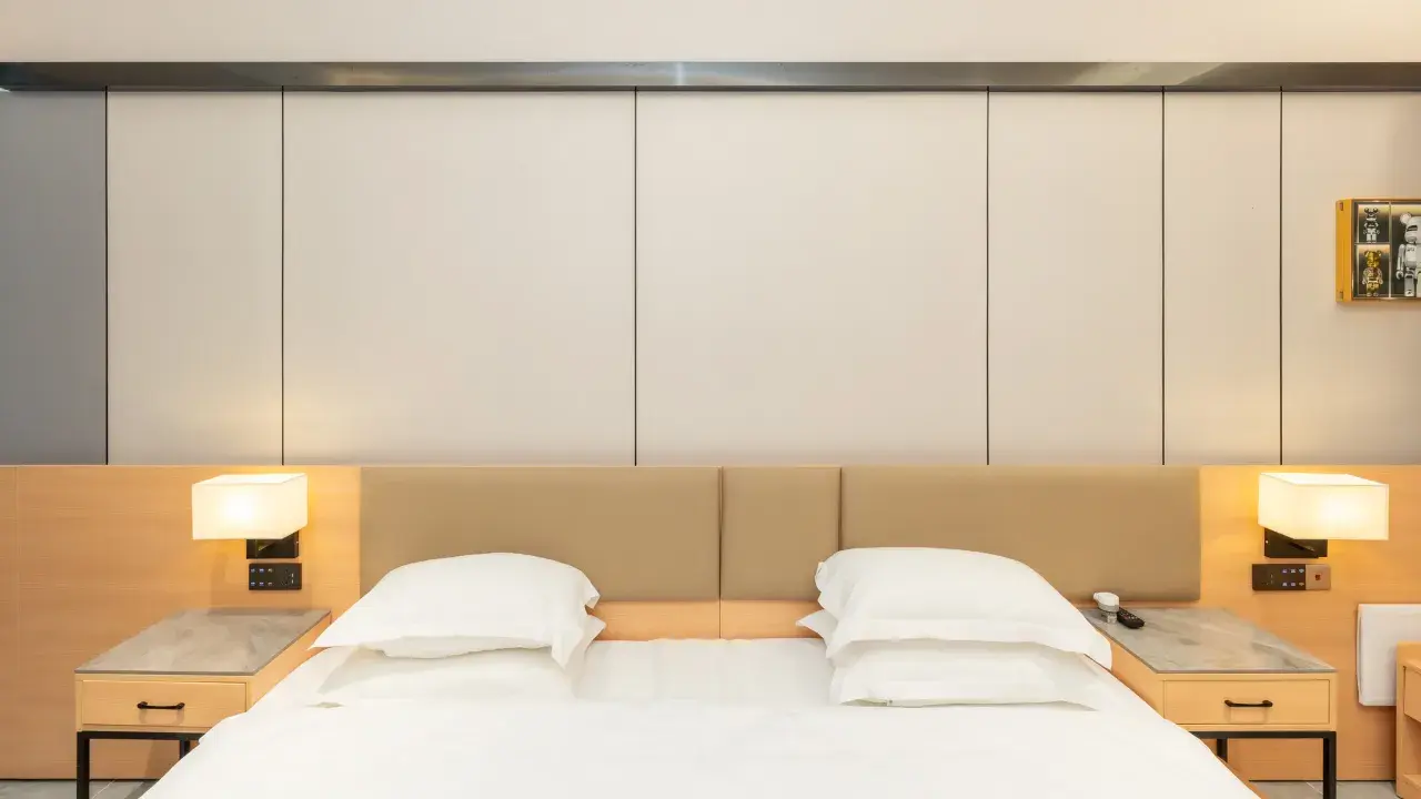 尊贵品质全屋智能--特大床房【大落地窗+洗衣机+冰箱】